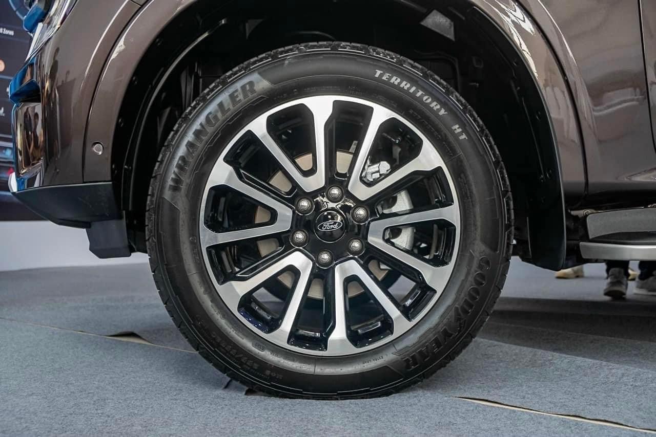 Ford Everest Platinum- Thế hệ mới 3